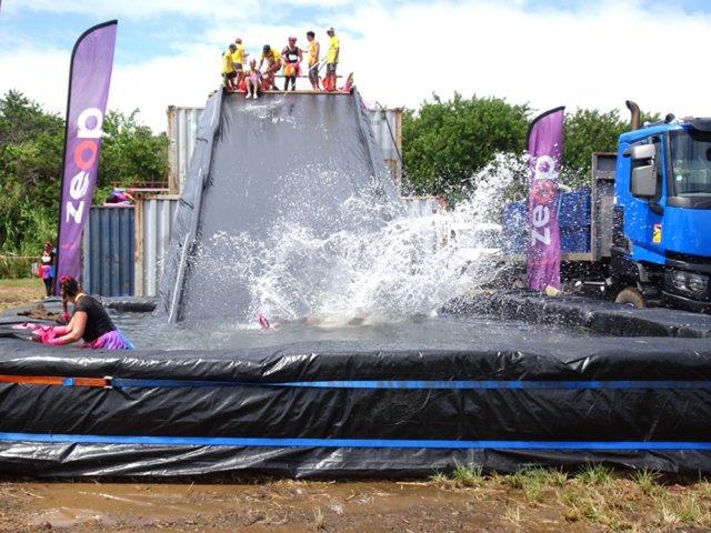 Large toboggan pour un gros plouf qui nettoie