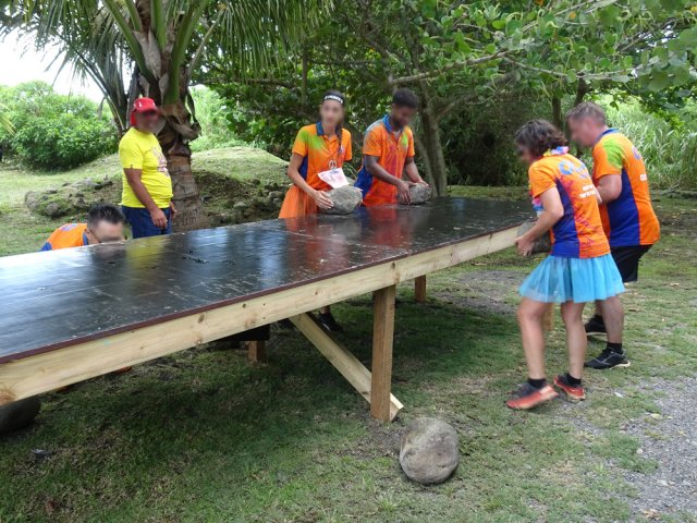 Soulever et poser 5 pierres sur la table puis les remettre au sol