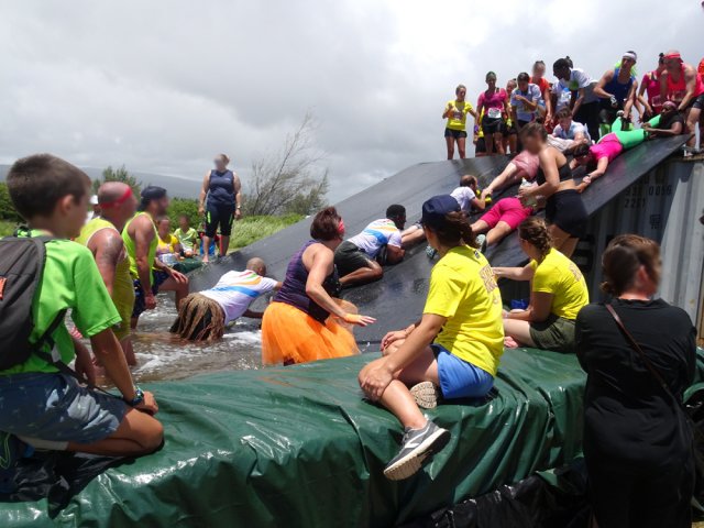 L'entraide est obligatoire pour affronter le liquide vaisselle distribué généreusement