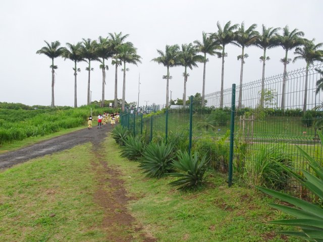 Rejoindre les parkings en longeant le grillage