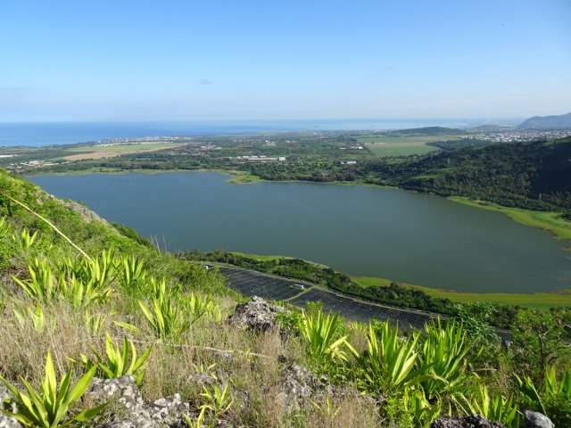 On domine l'ensemble de la retenue d'eau de la Ferme
