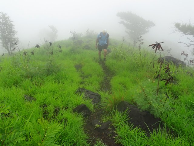 Après les antennes, le sentier court en ligne de crête