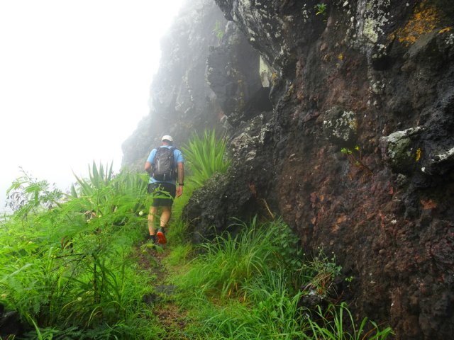 Contourner la zone rocheuse par la gauche