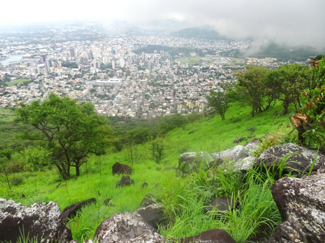 On a sous les yeux la totalité de la ville de Port-Louis