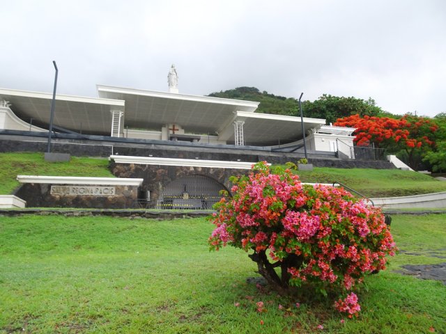 L'espace, très fleuri, peut accueillir une grande foule