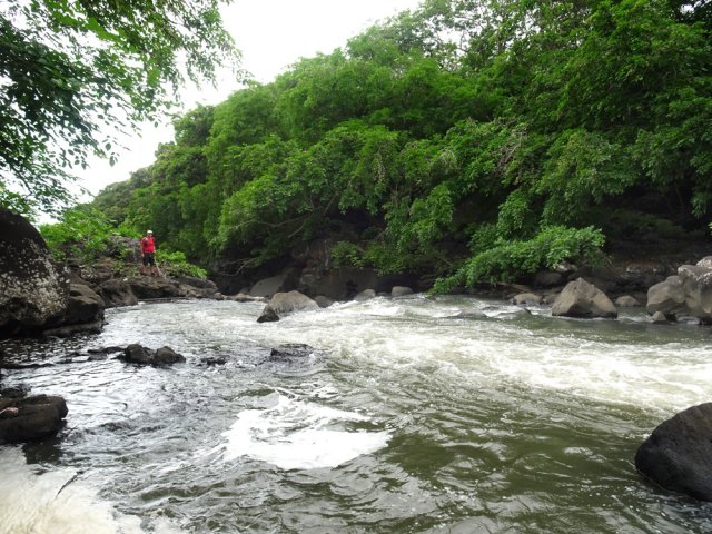 La rivière est ponctuée de rapides