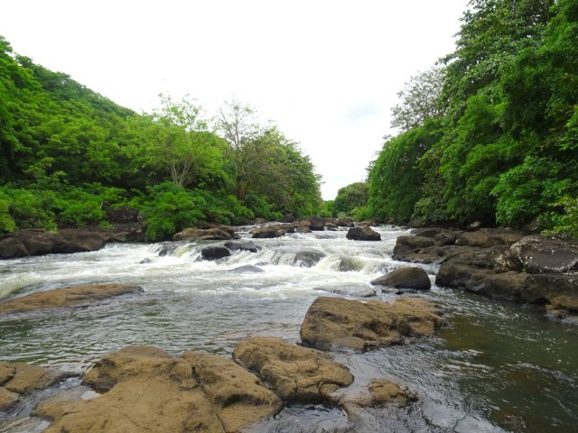La pente faiblit et la rivière doit être plus calme en amont