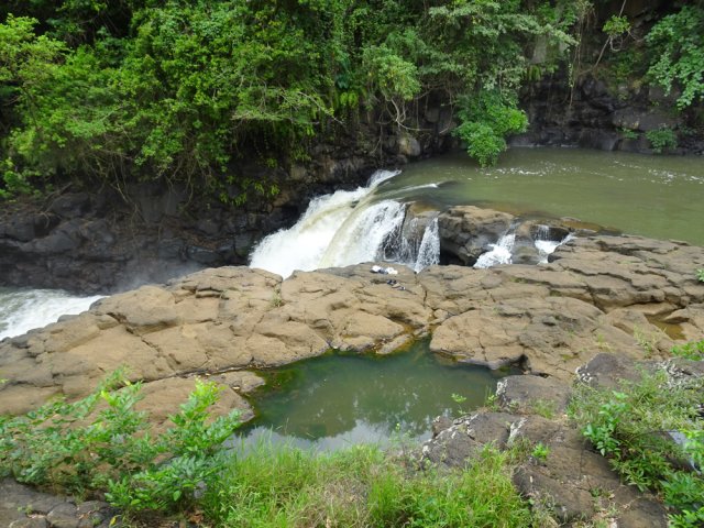 Le sentier finit exactement au niveau de la chute d'eau