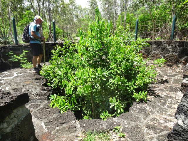 Halte au puits qui semble être une bouche de tunnel de lave