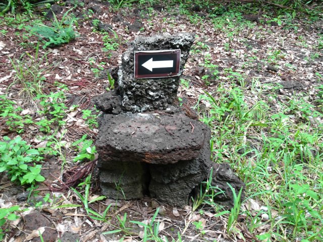 Possibilité de s'asseoir sur cette borne de direction