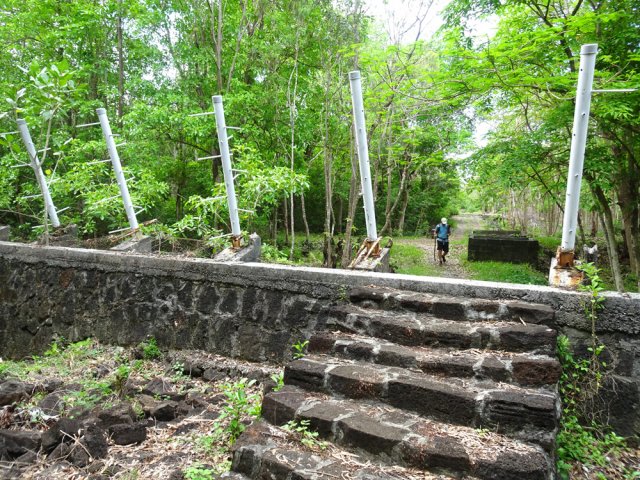 Franchissement d'un curieux mur sans explications sur son utilité actuelle ou ancienne