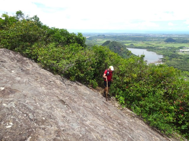 Le sentier surgit sur le rocher sommital