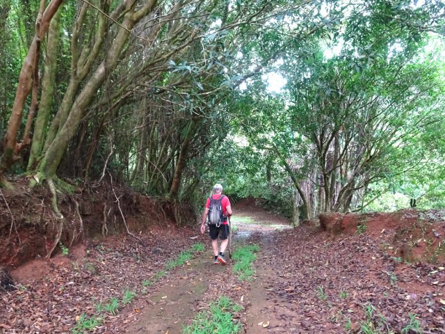 Piste bétonnée glissante vers un radier