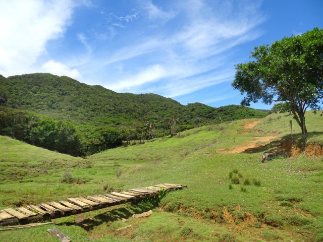 Franchir la passerelle et poursuivre sur le chemin