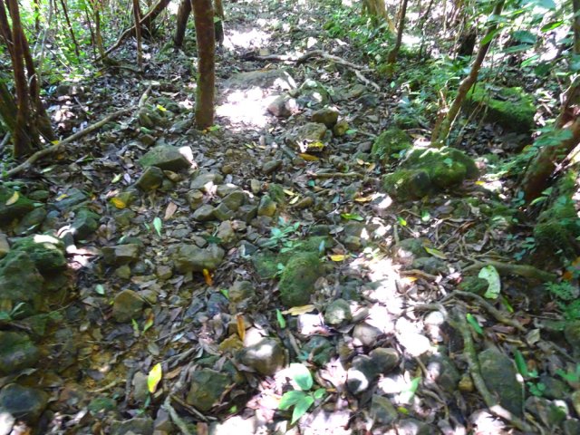 Traversée d'un ruisseau à sec avant d'entamer la montée