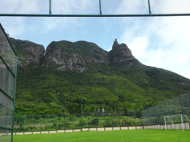 Le Pieter Both depuis le stade de La Laura