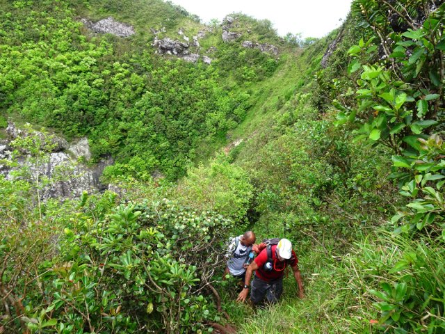 Délaisser le sentier montant au col et partir à droite vers l'épaule