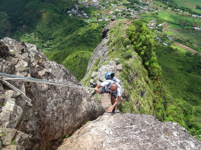 Contrairement à l'image, il vaut mieux s'attacher au baudrier !!