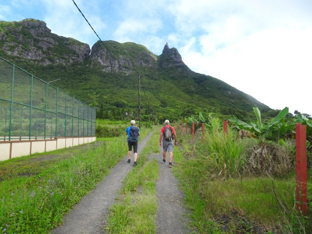 Partir par la piste longeant le stade