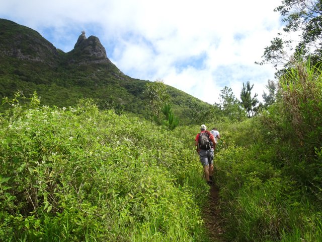 Après les pistes, le sentier mène au pied du rempart