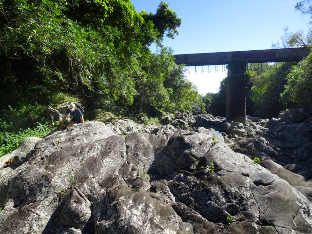 Cheminement assez aisé sur les basaltes surchauffés