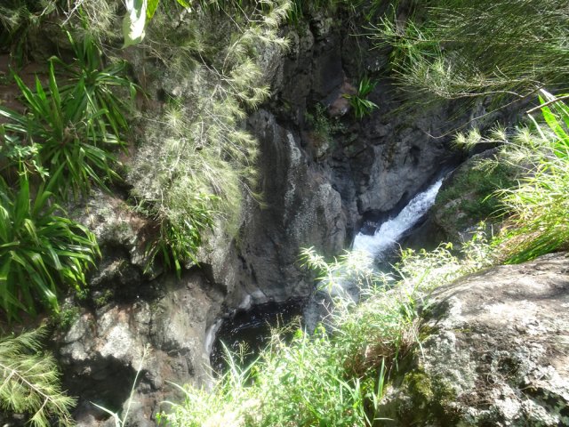 Le toboggan vu du haut de la falaise vertigineuse