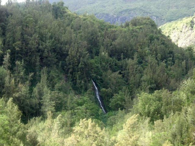 Au loin, une cascade que l'on rejoindra bientôt