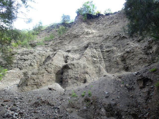 L'endroit est dangereux et à proscrire par temps de pluie facilitant les éboulis