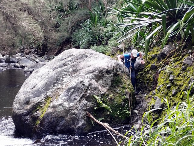 Quelques contorsions évitent la marche dans les bassins