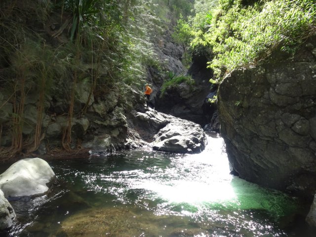 La progression s'arrête au canyon et à la falaise