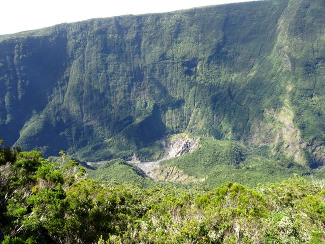 Point de vue sur l'îlet Quinquina et sur le Grand Éboulis 1000 m plus bas