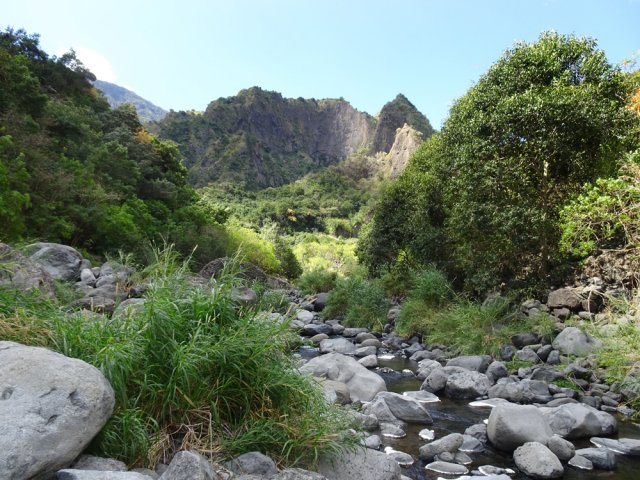 Les sentiers ont également souffert le long du Bras de Ste-Suzanne. Préférer le fond de la rivière