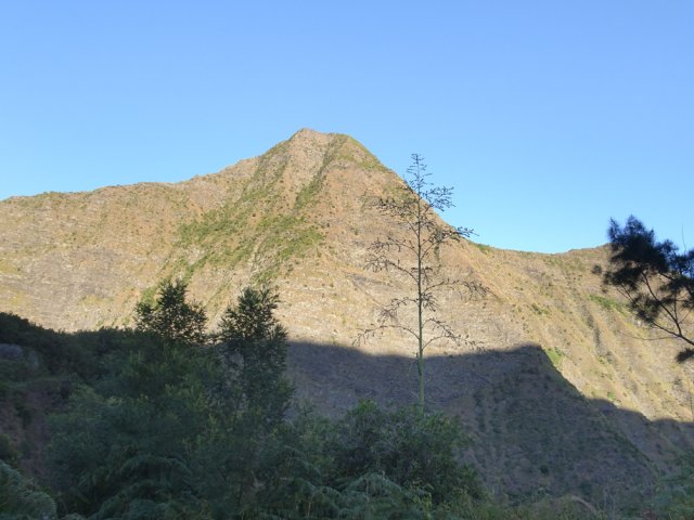 L'ombre quitte rapidement les flancs du Piton Cabris