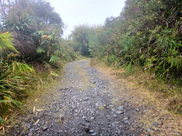 La fin s'effectue sur une piste caillouteuse pour une marche plus rapide