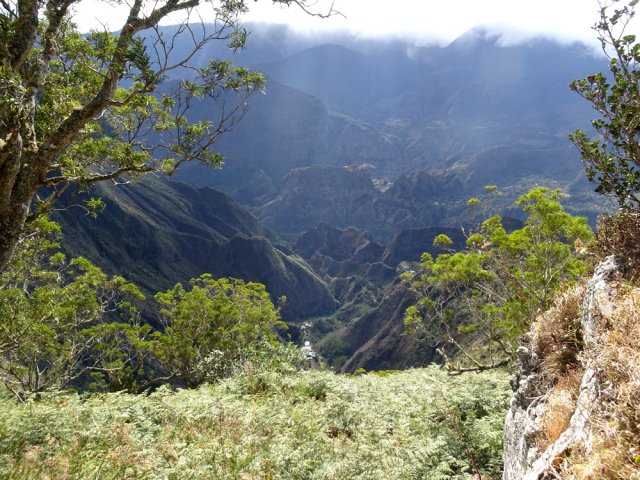 Le sentier domine un moment les trois îlets des Orangers