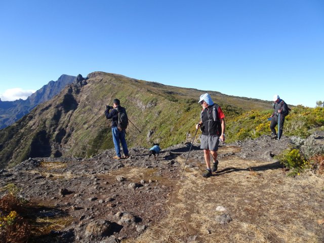 On arrive au bord du rempart pour des panoramas d'exception sur Mafate