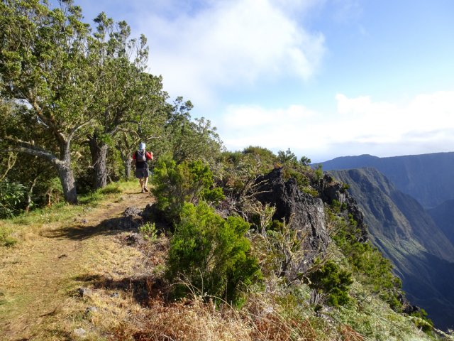 Longer le rempart au plus près sur un magnifique sentier