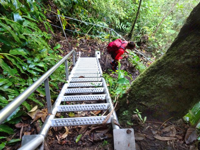Les nouvelles échelles sont de très belle facture rendant impossible la fermeture du sentier !