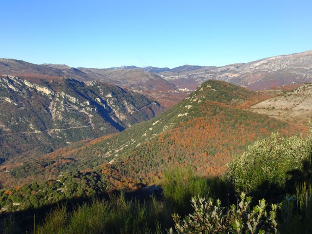 Au loin, Cipières et Gréolières au pied des Pré-Alpes