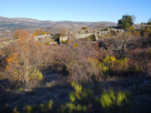 On frôle une doline avec des ruines de constructions