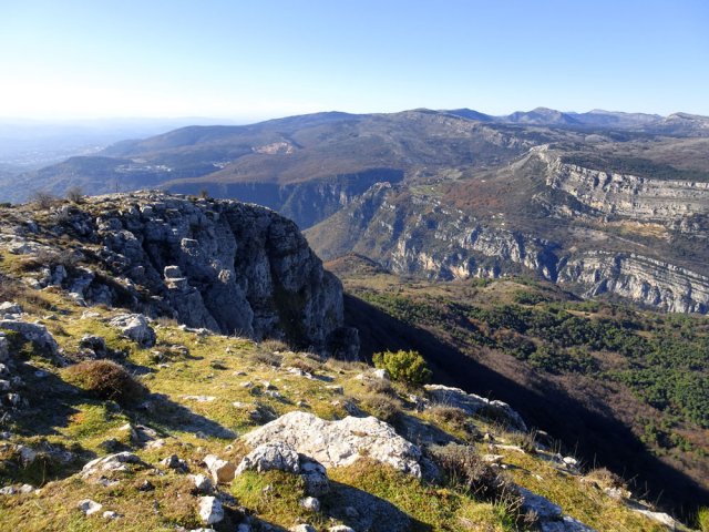 Vers le Bar-sur-Loup depuis le sommet du Pic de Courmettes