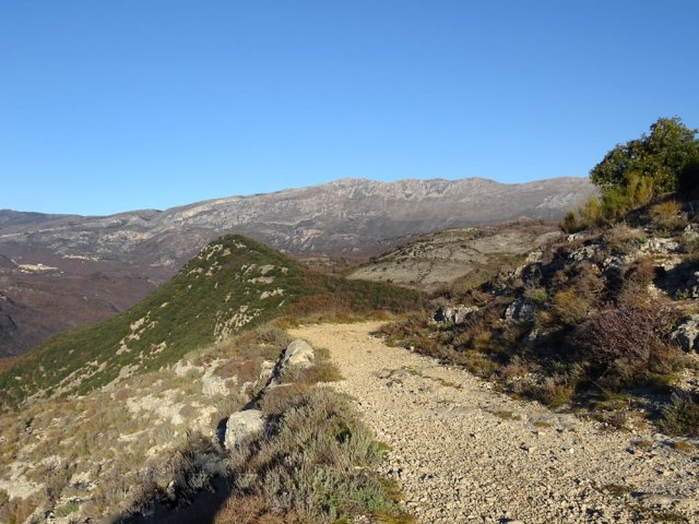 On ne voit pas encore les Alpes enneigées