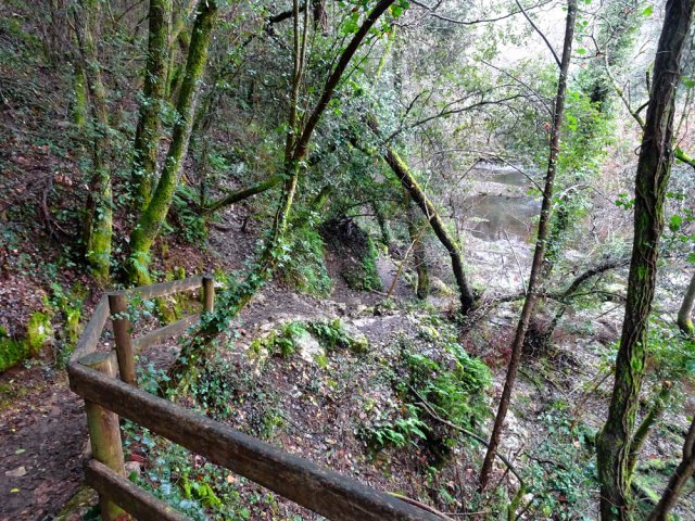 Des rambardes protègent quand les falaises sont trop abruptes