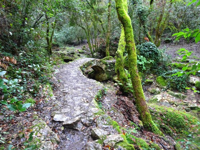 Franchir cette petite passerelle en béton