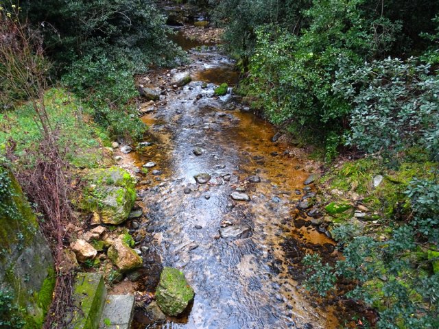 On a une bonne idée du cours d'eau vu d'en haut