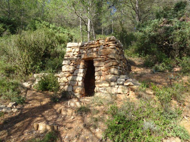 C'est l'heure du casse croûte sous cette jolie capitelle rénovée