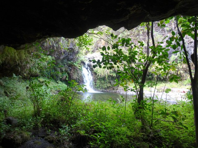 La première chute vue depuis la grande grotte en rive droite