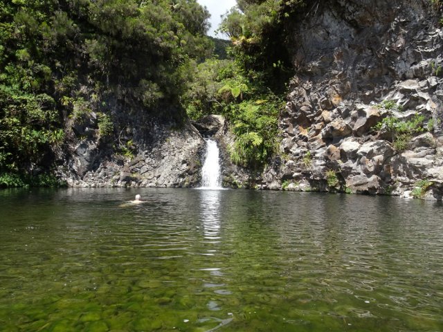 Vaste bassin de baignade alimenté par une petite cascade