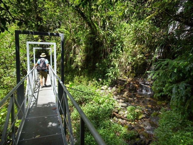 De nouvelles passerelles métalliques facilitent la progression