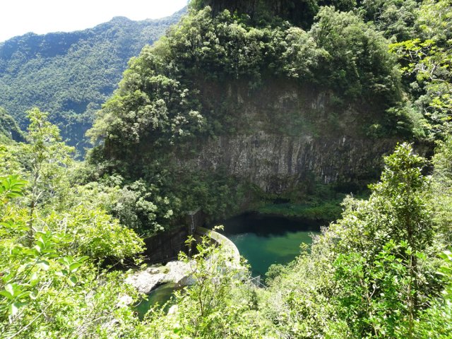 On aperçoit enfin le barrage dans une trouée